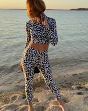 Load image into Gallery viewer, Daisy Recycled Crossover leggings with pockets